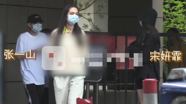 张一山女友另有其人？与美女牵手不避嫌，还同上一台车回酒店过夜  -图4