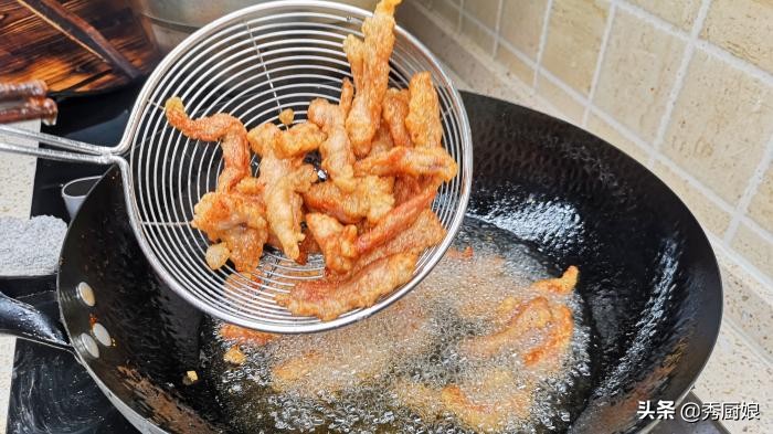 过年炸酥肉，用淀粉还是面粉？大厨这样做，香酥入味，凉了不回软  -图6