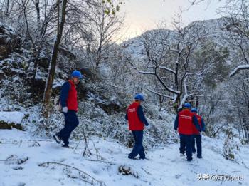 顶风踏雪巡线 保障电网畅通  