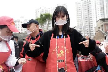 千人体验沙县小吃技艺，“老外”捶肉馅包饺子感叹温馨又美好  -图2