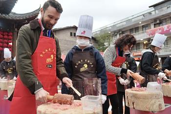 千人体验沙县小吃技艺，“老外”捶肉馅包饺子感叹温馨又美好  -图3